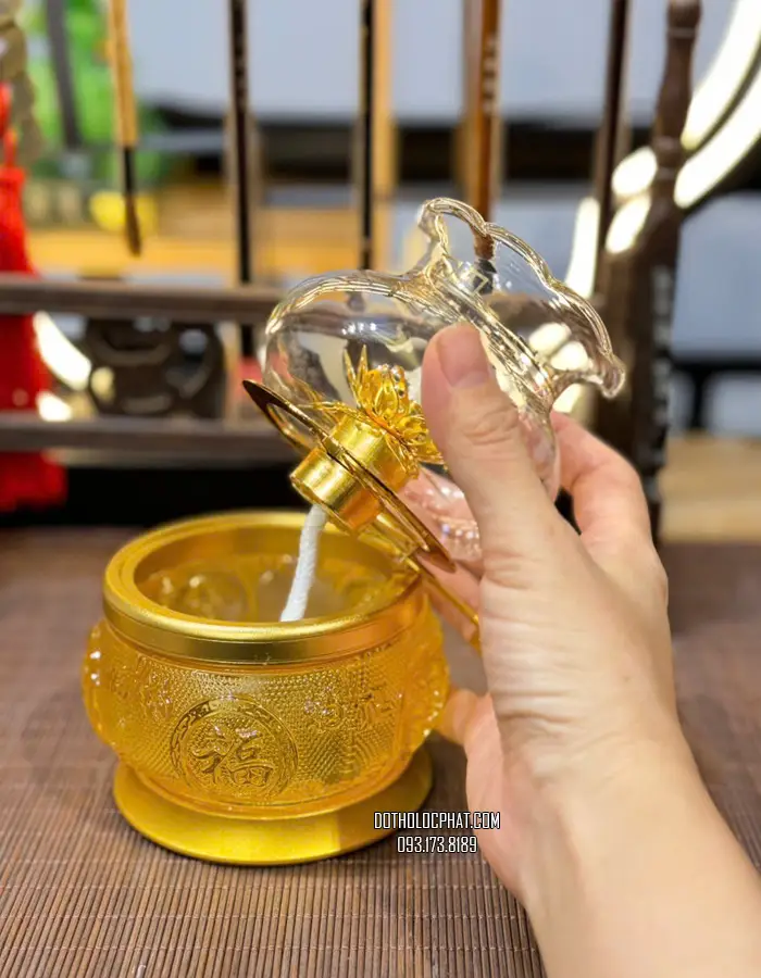 Đèn Dầu Lưu Ly Trên Bàn Thờ: Bố Cục Chuẩn Mực Và Tâm Thái An Lạc 4 Đèn dầu lưu ly ánh sáng ấm áp