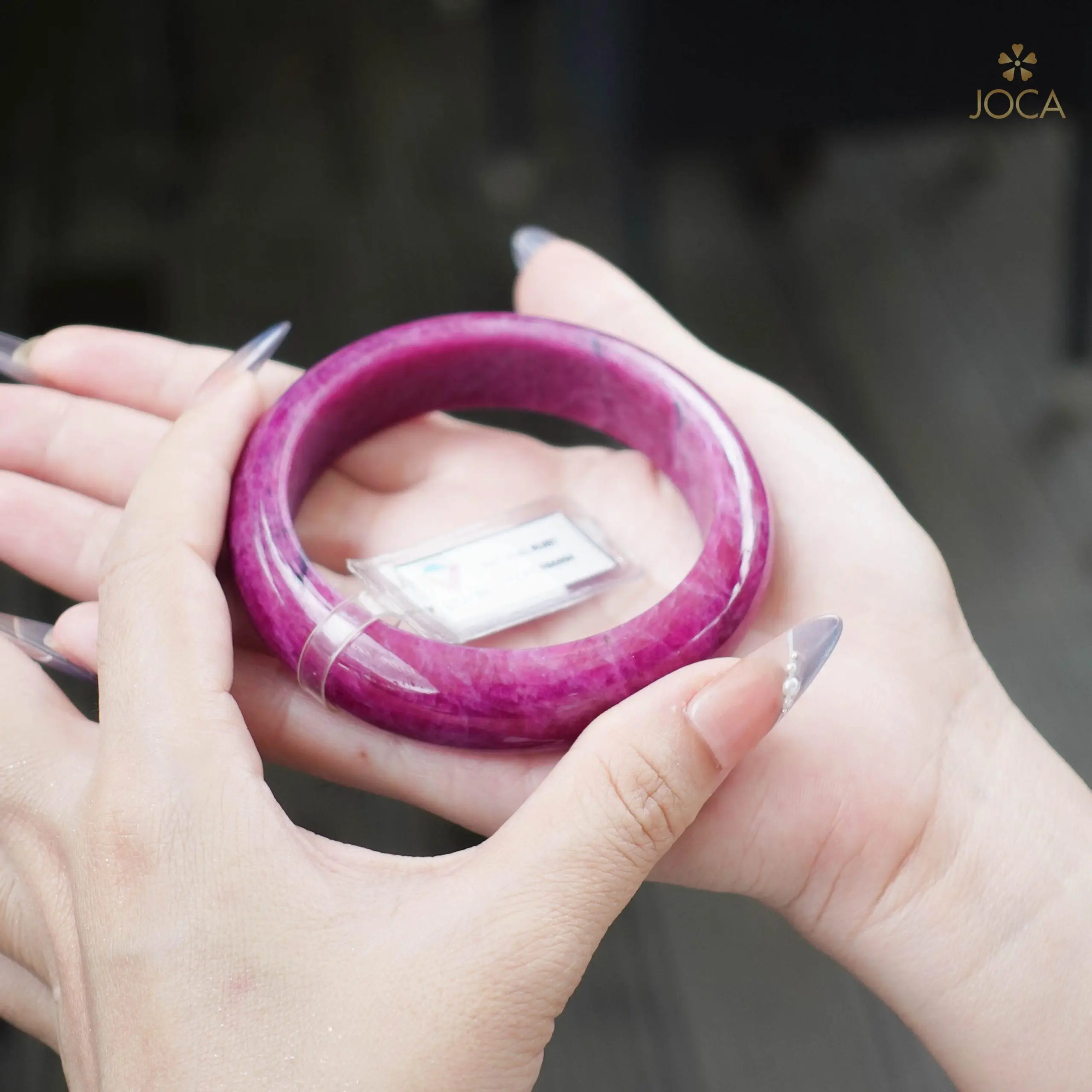 Vòng Ruby Đỏ Tuổi Tỵ: Hướng Dẫn Chuyên Sâu Kích Hoạt Vận Khí 6 Bàn tay giữ ruby thô, năng lượng nguyên thủy.