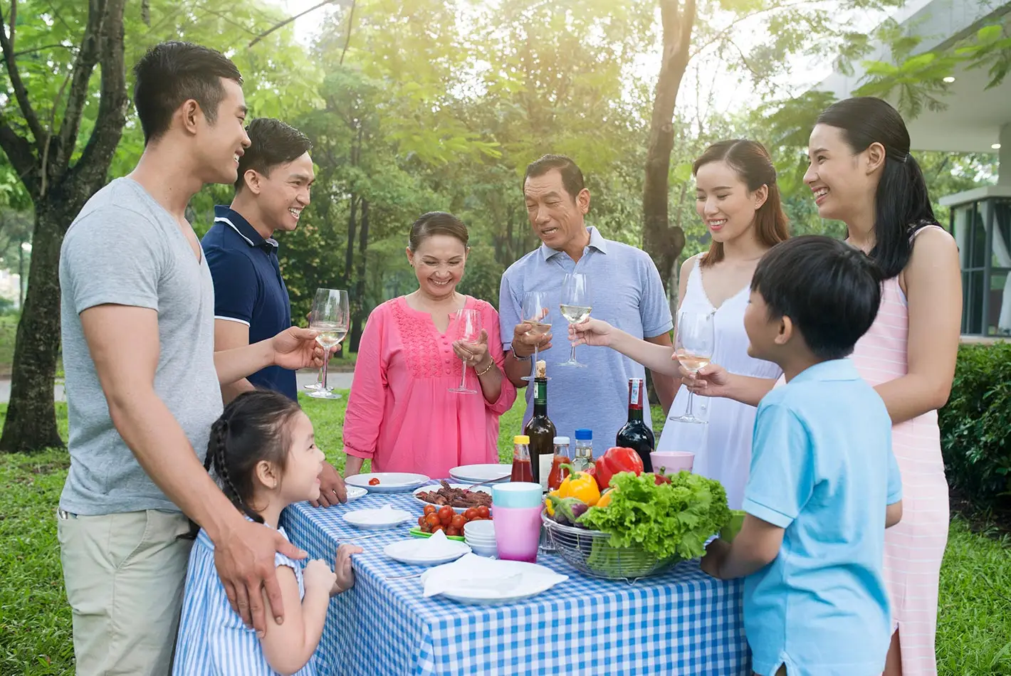 Gia đình sum vầy dưới gốc đa bình yên.