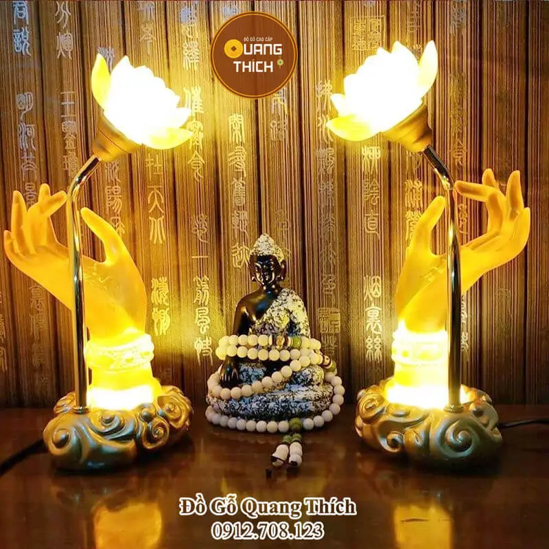 Đèn dầu thắp sáng bàn thờ Phật, gia tiên