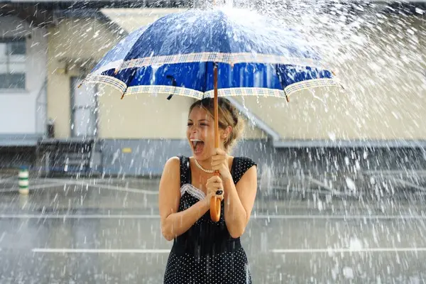 Nằm Mơ Thấy Ô Dù: Giải Mã Điềm Báo & Hóa Giải Để Sống An Lành 6 Bàn tay cầm ô dù hé mở dưới ánh sáng.