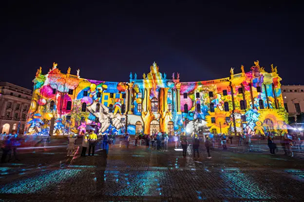 Lễ tâm linh trang nghiêm huyền ảo ánh sáng.