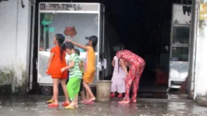 Tắm mưa dưới trời xanh: Thanh lọc, tự do.