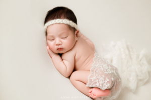 Bé ngủ bình yên, ánh sáng dịu nhẹ.