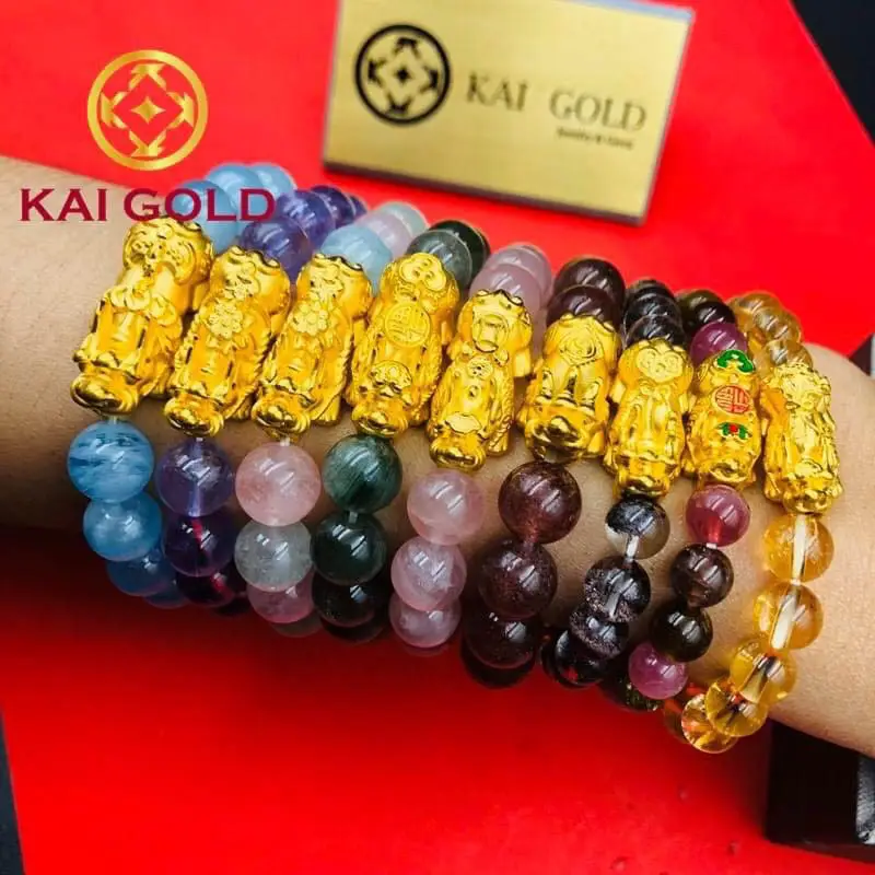 Một bộ sưu tập vòng tay đá phong thủy với các viên đá có màu sắc đa dạng, thể hiện sự giàu có của kh