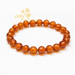 Vòng đá facet lấp lánh cận cảnh.