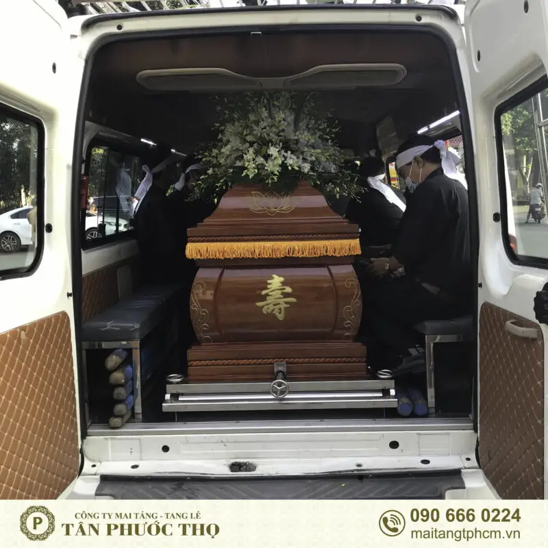 Mơ Thấy Đi Đám Ma: Giải Mã Điềm Báo & Hóa Giải Lo Lắng 6 Đoàn tang lễ: Quan tài di chuyển trên đường.