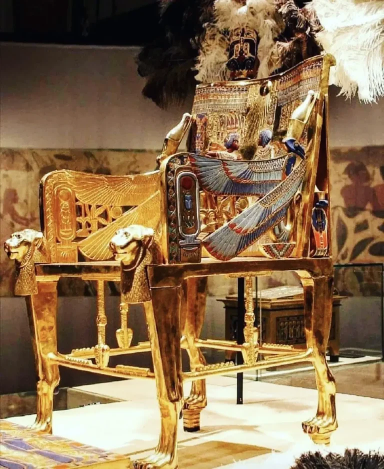 Vua Tutankhamun trên ngai vàng.