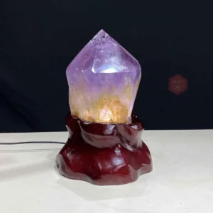 Thạch anh trụ tự nhiên đánh bóng trên gỗ.