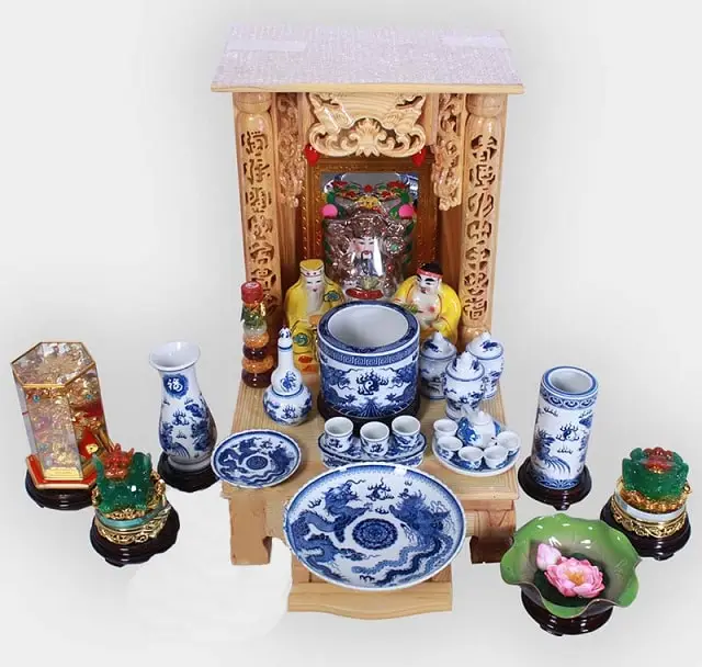 Thần Tài Thổ Địa bẩn: Tàn nhang, đồ cúng cũ.