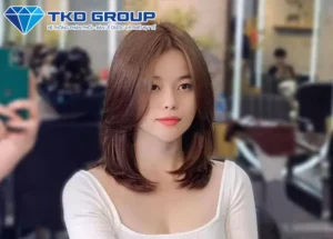 Phụ nữ tóc ngắn tự tin nhìn gương.