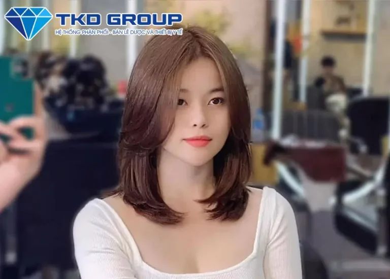 Phụ nữ tóc ngắn tự tin nhìn gương.