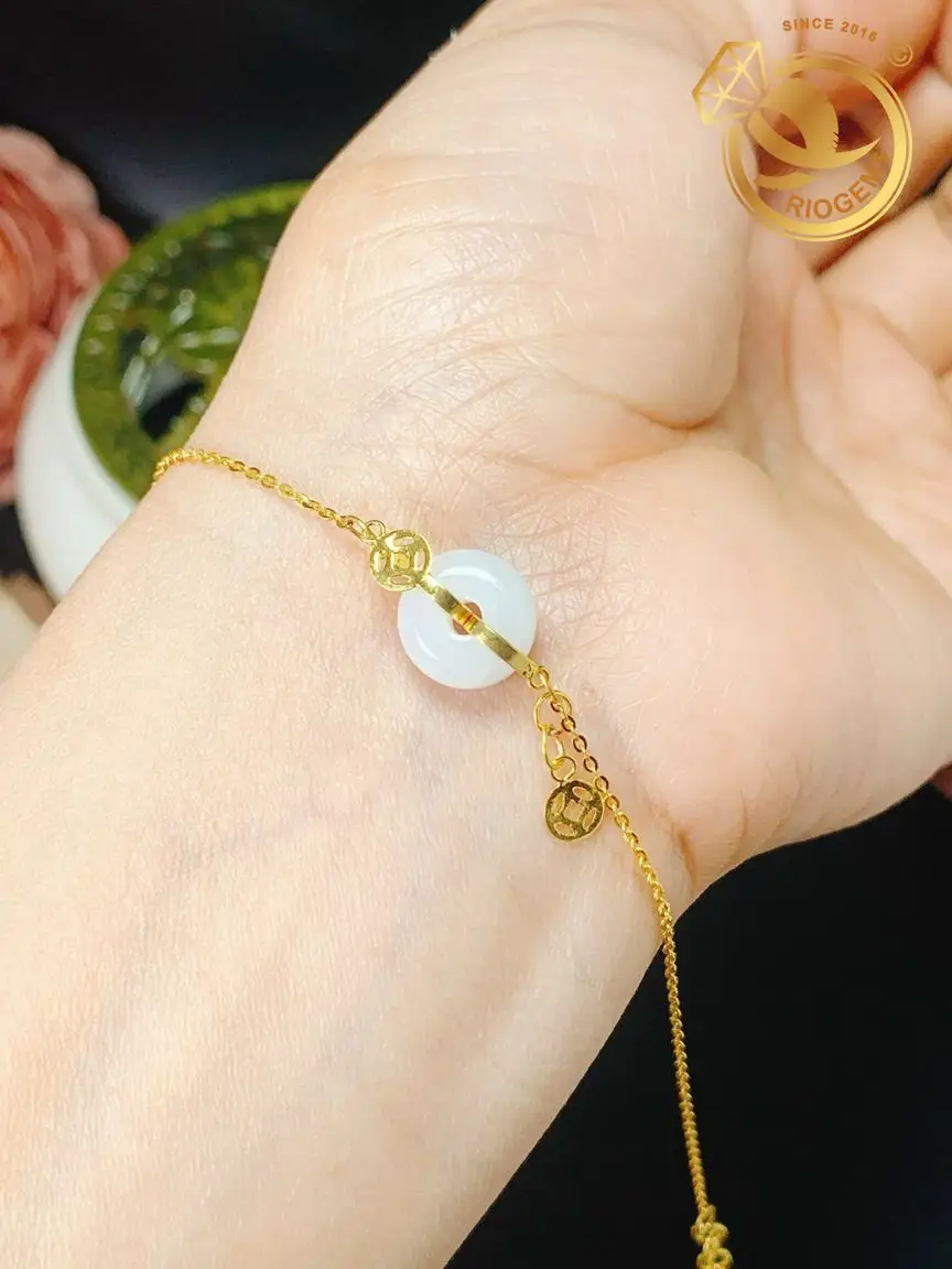 Vòng đeo tay vàng bạc ngọc trên lụa.