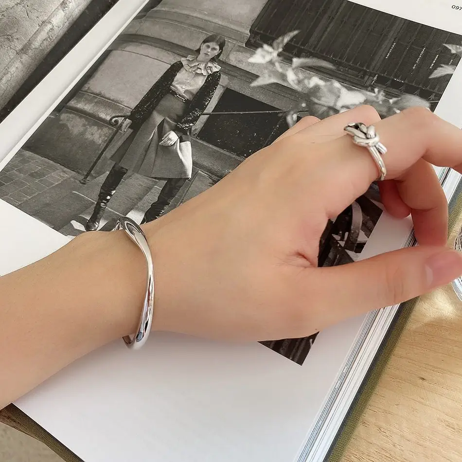 Vòng Bạc 925 Charm Phong Thủy: Bí Quyết Thu Hút Vận May Đúng Cách 7 Vòng bạc 925 thanh tẩy bằng khói hương.