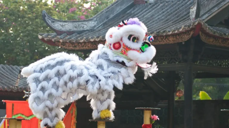 Múa lân rực rỡ và uy nghi