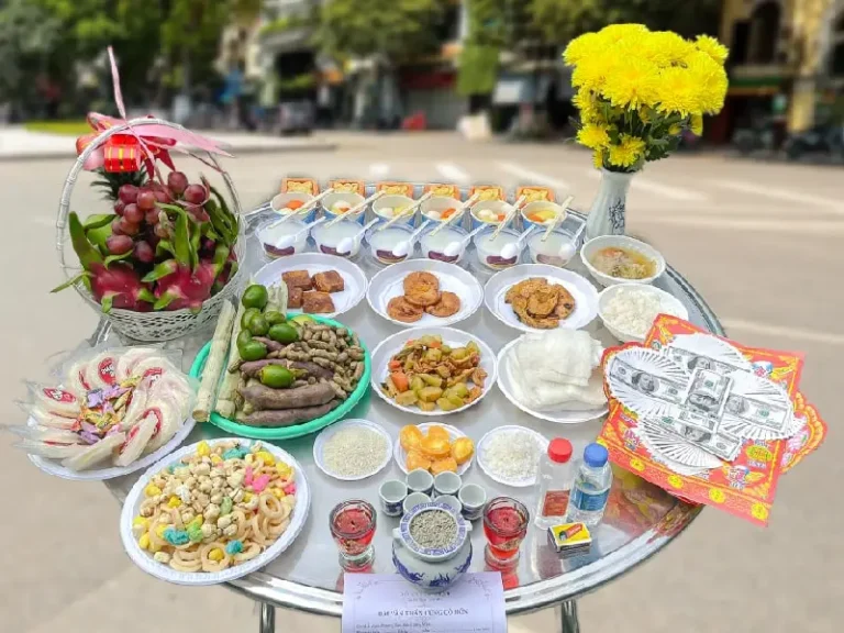 Bàn lễ cúng cô hồn ngoài trời đầy đủ.