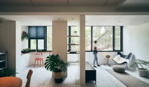 Nhà sáng sủa, xanh mát, nội thất ngăn nắp.