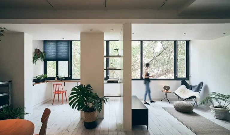 Nhà sáng sủa, xanh mát, nội thất ngăn nắp.