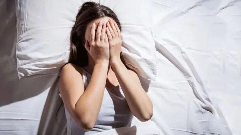 Người thức dậy lo lắng sau ác mộng.