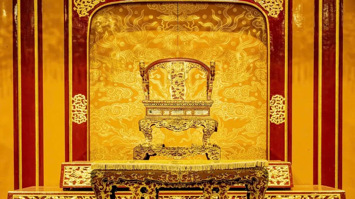 Giải Mã Giấc Mơ Thấy Vua Chúa: Điềm Báo Hay Lời Nhắn Từ Cõi Vô Thức? 5 Ngai vàng trống: Chuyển giao vương quyền