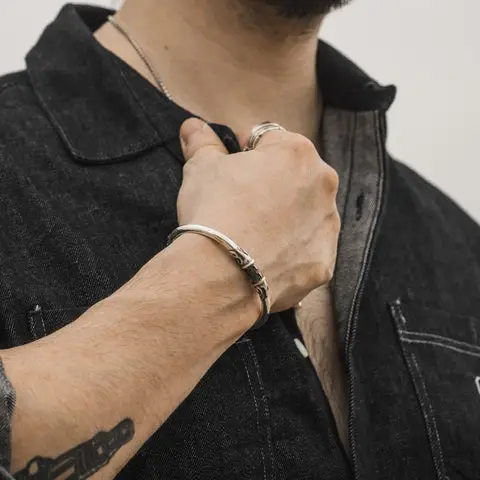 Vòng Phong Thủy Tuổi Ngọ Nam: Chọn Lựa Khai Mở Vận Khí 7 Bàn tay nam giới trên vòng phong thủy may mắn.