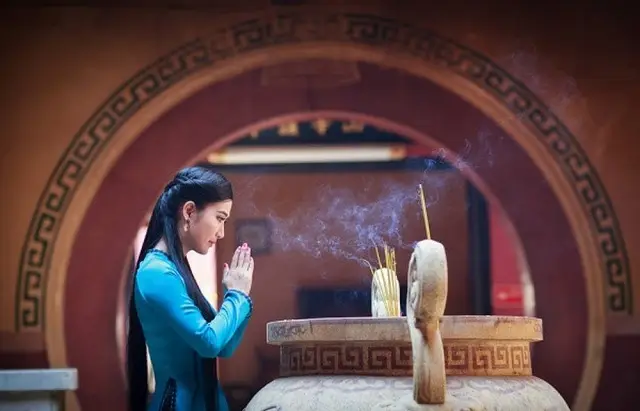 Nghi Thức Cúng Mã Ngày Nào: Chuẩn Mực Và Thành Kính Cho Gia Đạo 7 Người phụ nữ thành kính thắp hương cầu nguyện