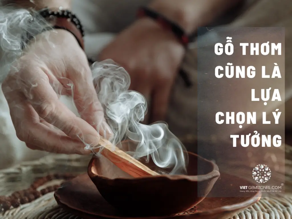 Bàn tay thanh tẩy vòng phong thủy bằng hương khói