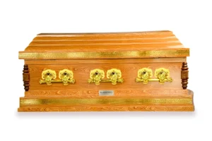 Quan tài vàng trang nghiêm tỏa sáng lung linh.