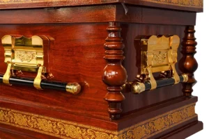 Quan tài cổ kính, không gian tâm linh trang nghiêm.