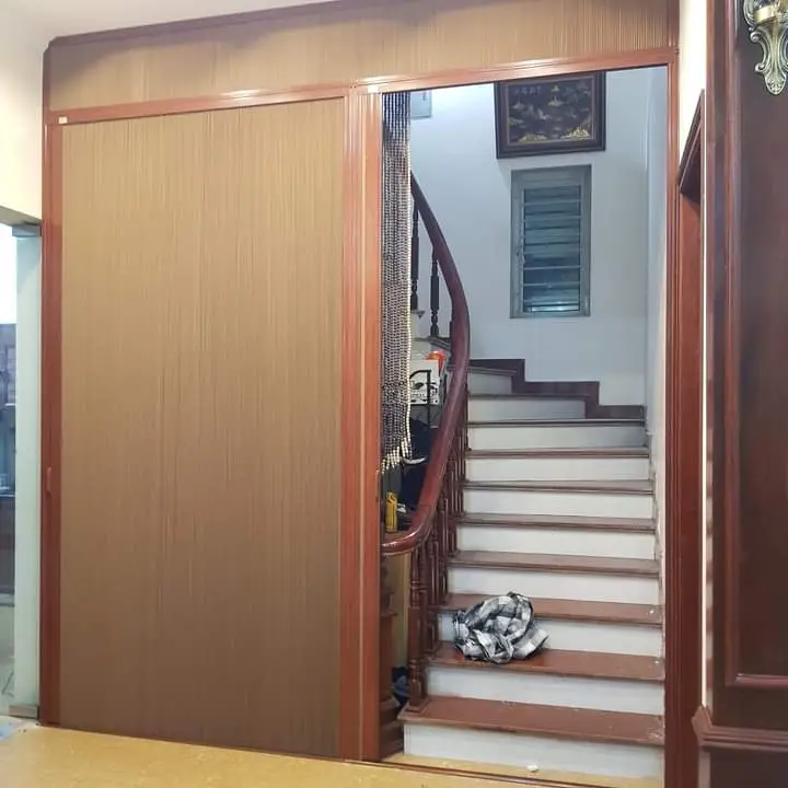 Hóa giải cầu thang bằng rèm che: Hướng dẫn chuẩn Phong thủy 7 Thiết kế cầu thang sạch thoáng với rèm hiện đại.