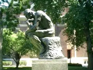 Giải Mã Giấc Mơ Thấy Đi Thuyền Trên Sông Lớn: Hóa Giải Và An Tâm 6 Người suy tư bình yên bên sông, cỏ xanh.