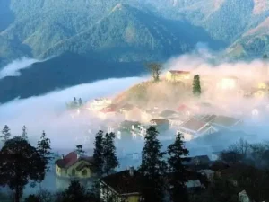 Sapa huyền ảo trong sương mù