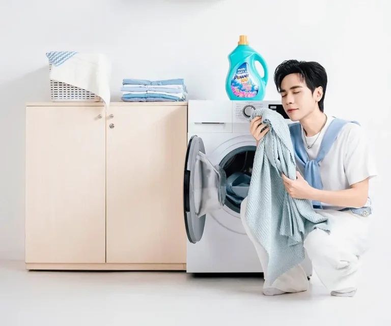 Người giặt tay trầm tư, tập trung.