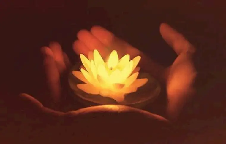 Bàn tay cầu nguyện, ánh nến bình an.