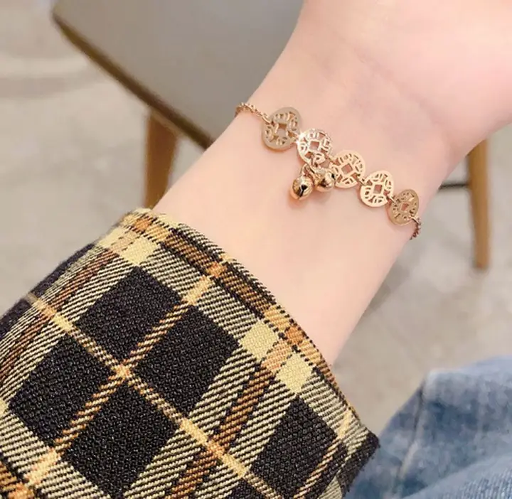 Bàn tay nắm đồng tiền cổ: May mắn, tài lộc