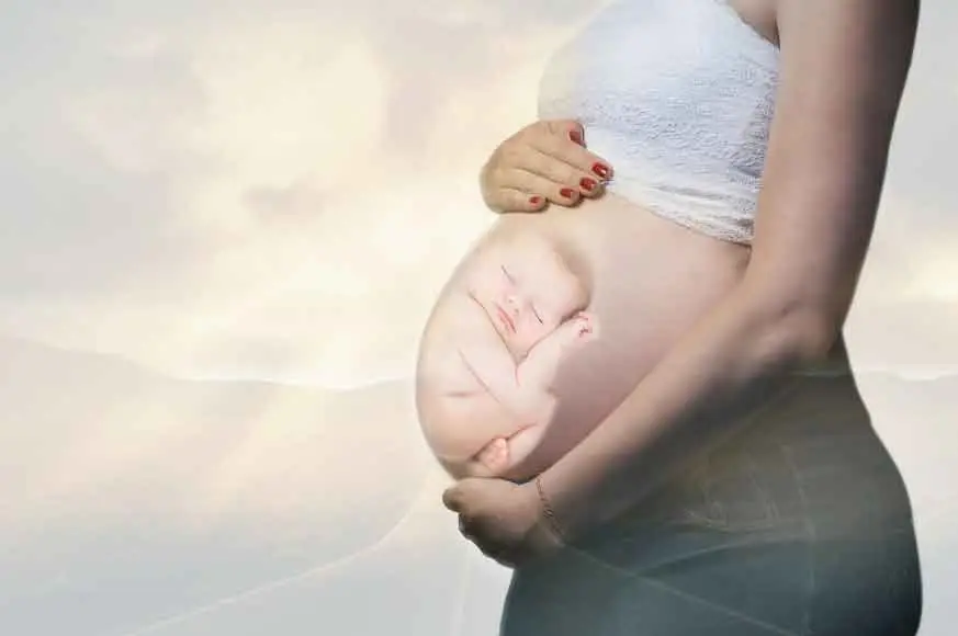 Mẹ mang thai rạng rỡ, bình an khởi đầu.