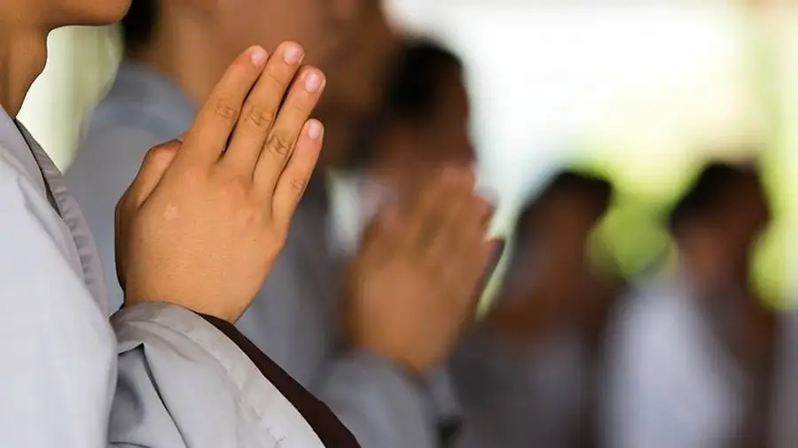 Giải Mã Giấc Mơ Thấy Ăn Cơm: Điềm Báo & Hướng Hóa Giải 7 Bàn tay chắp lại cầu nguyện, an tâm và hành thiện.