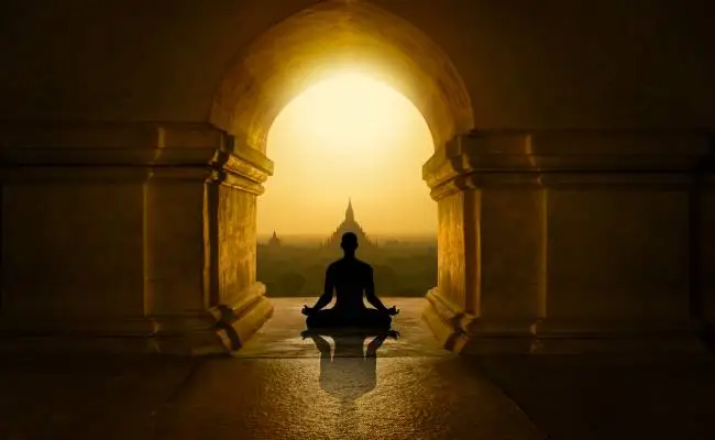 Giải Mã Giấc Mơ Thấy Người Chết: Hóa Giải Nỗi Lo, An Tâm Sống Thiện 4 Thiền định bình yên dưới ánh sáng mờ.