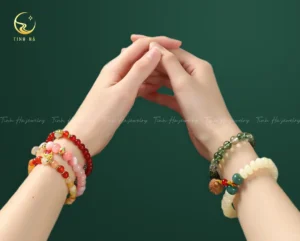 Người tập trung chọn vòng đá phong thủy.