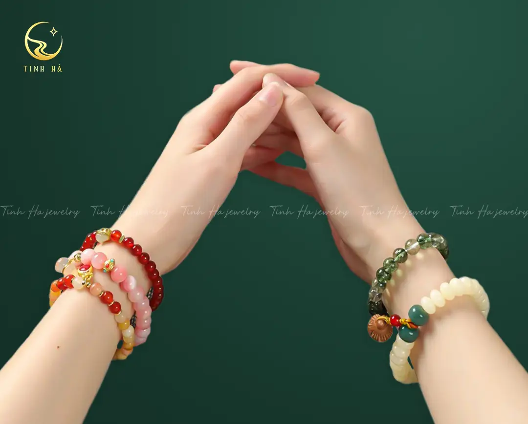 Người tập trung chọn vòng đá phong thủy.