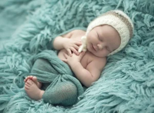 Em bé ngủ bình yên, khoảnh khắc đáng yêu.