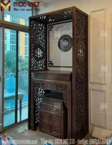 Khí xung chiếu từ cửa vào bàn thờ.