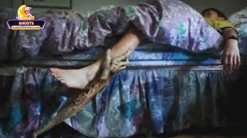 Giải Mã Giấc Mơ Nằm Mơ Thấy Ma Đói Kéo Chân: Điềm Báo Gì? 4 Người bị bóng ma kéo chân trong mơ.