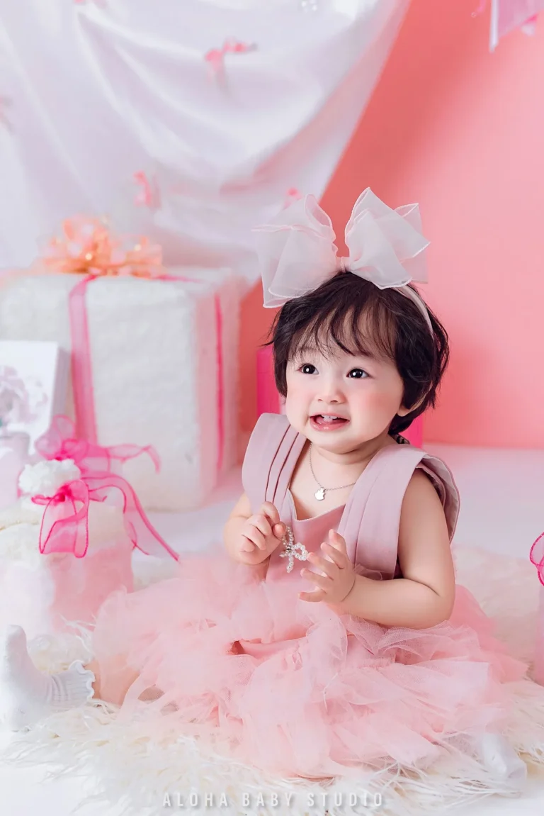 Bé Gái Dễ Thương Dưới Ánh Đèn Ấm Áp