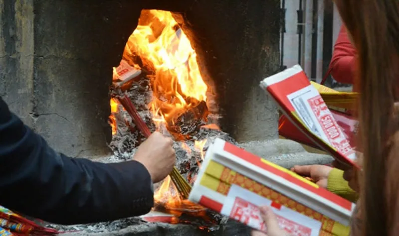 Hướng Dẫn Chuẩn Xác Về Vàng Mã Cúng Ngày Tết: Nghi Thức Và Bố Cục Bàn Thờ 7 Tro vàng mã đã hóa sạch sẽ, gọn gàng.