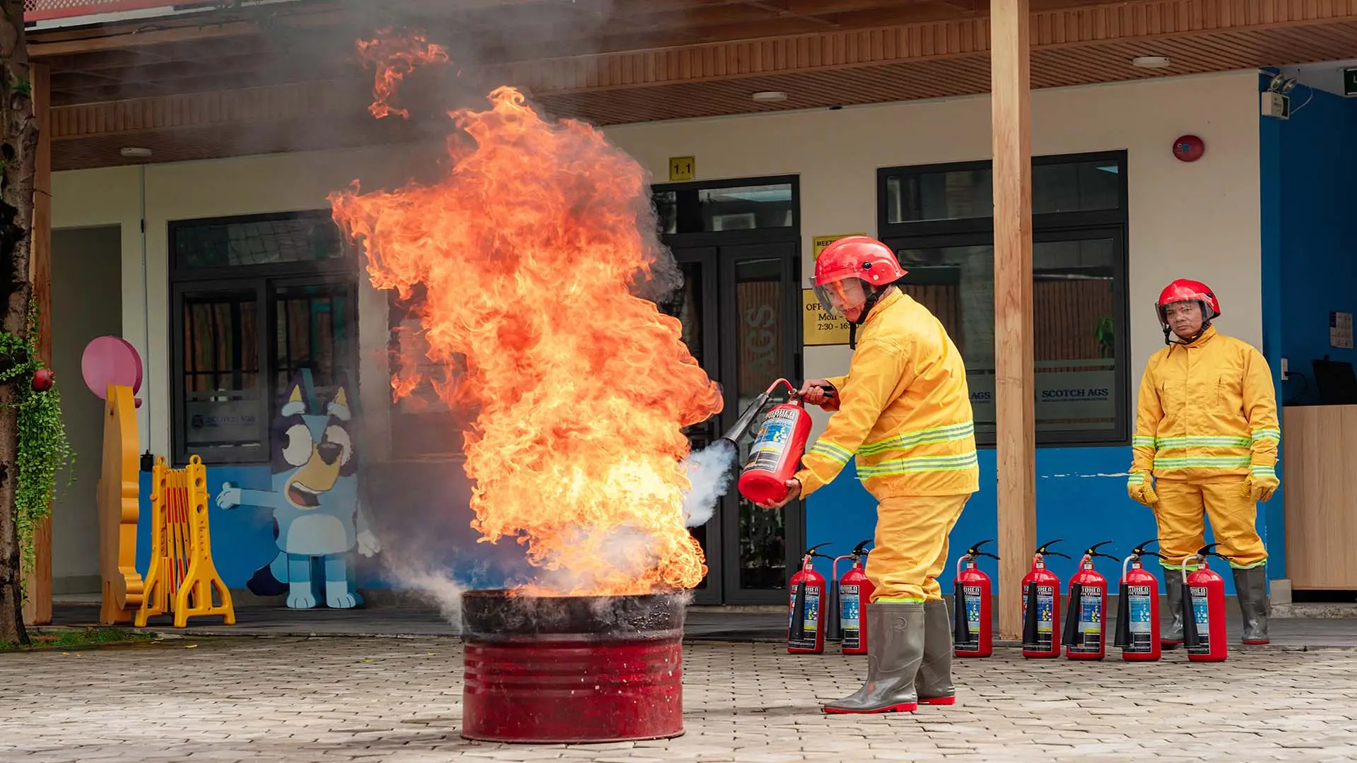 Giải Mã Giấc Mơ Thấy Đốt Lửa: Điềm Báo, Hóa Giải & An Tâm Sống Thiện 6 Người tự tin chủ động nhóm lửa.