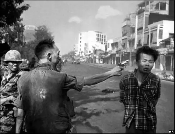 Người vật lộn giữa bay và rơi.