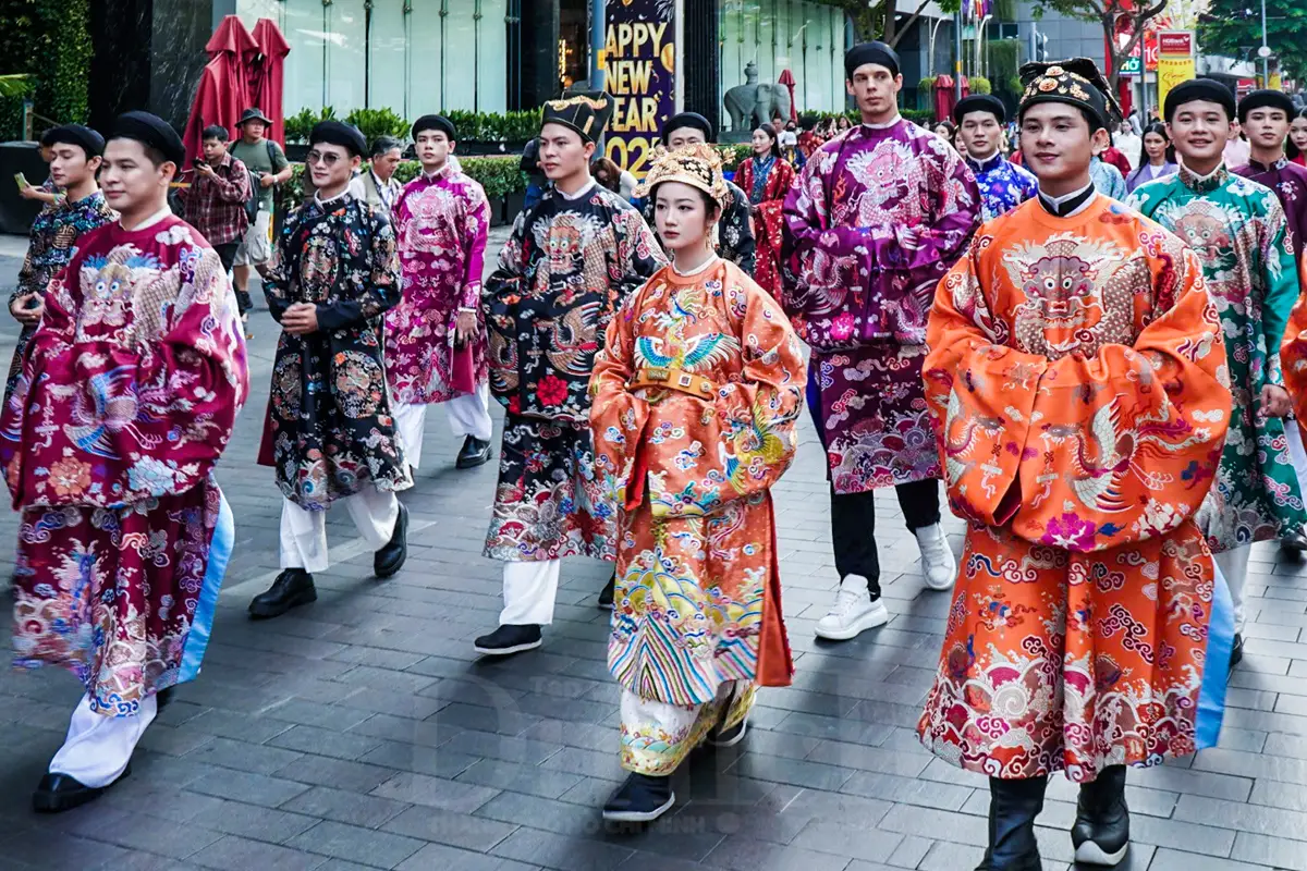 Giải Mã Giấc Mơ Thấy Áo Dài: Điềm Báo Gì Đang Chờ Đợi Bạn? 6 Áo dài rực rỡ sắc màu, tung bay phố cổ.