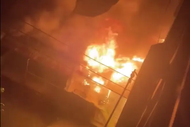 Ngôi nhà cháy, ánh sáng hy vọng bừng lên.