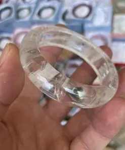 Bàn tay thạch anh nhẹ nhàng trên sách cổ.